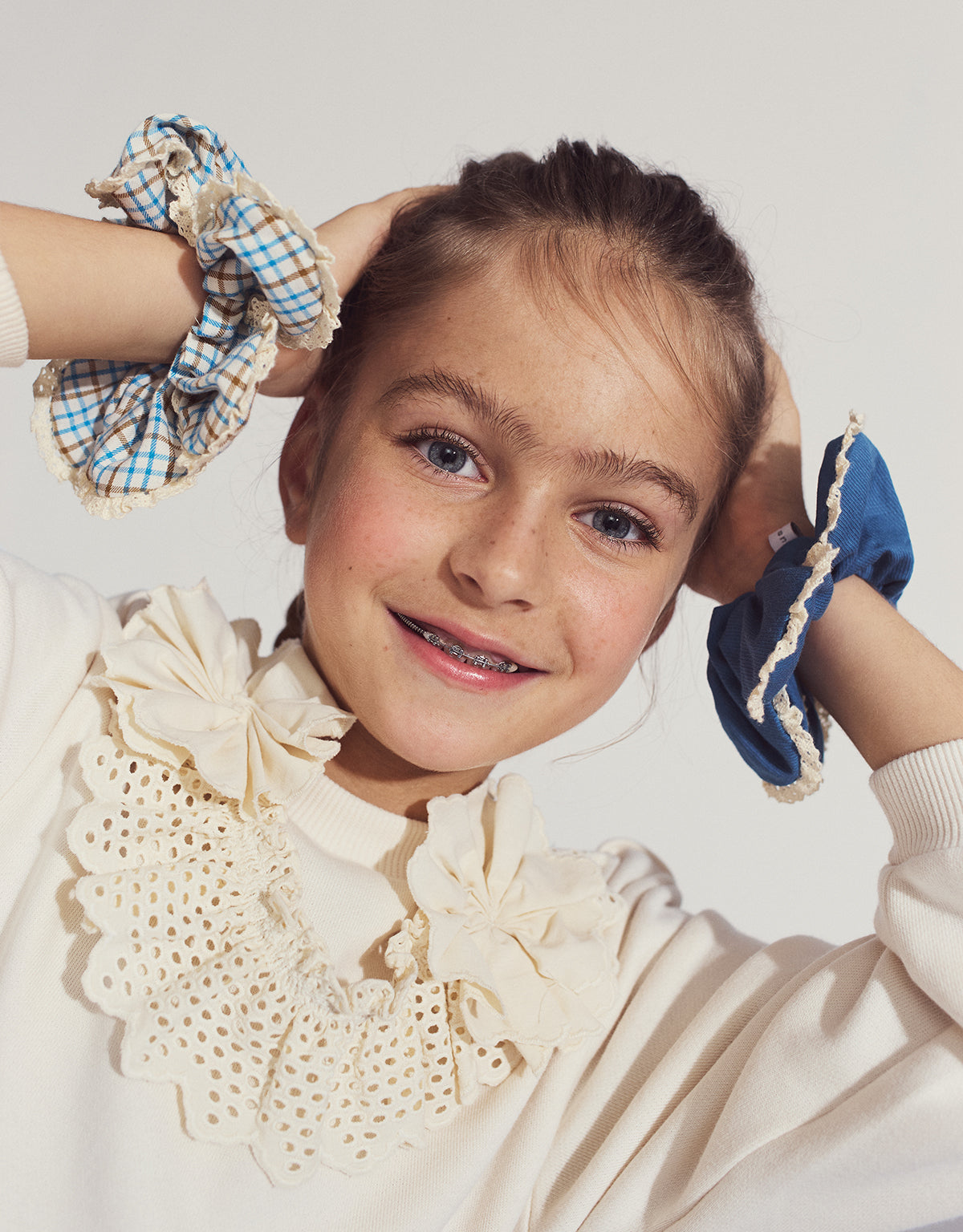 NIDA PULLOVER BEIGE WITH DETACHABLE EYELET COLLAR AND CORSAGE ACCENT